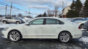 2017_Volkswagen_Passat_Highline_02