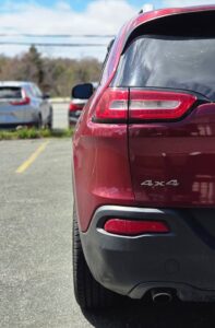 2016_Jeep_Cherokee_Sports_04