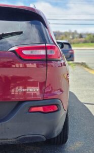 2016_Jeep_Cherokee_Sports_05