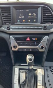 2017_Hyundai_Elantra_SE_01
