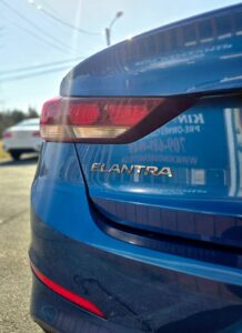 2017_Hyundai_Elantra_SE_08