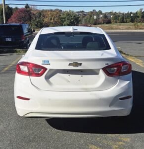 2017_Chevrolet_Cruze_4DR_SDN_LT_05
