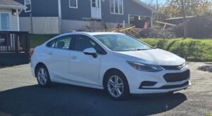 2017_Chevrolet_Cruze_4DR_SDN_LT_08